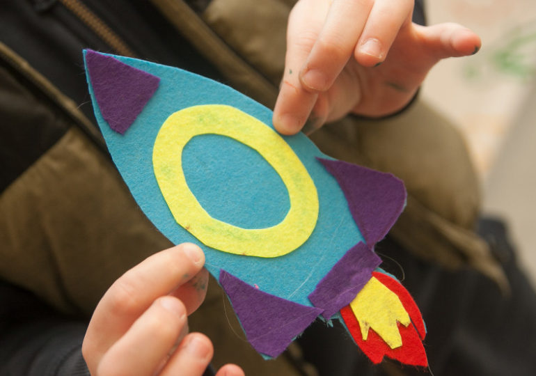 Ракета для космического героя: делаем с детьми фоторамку из ткани