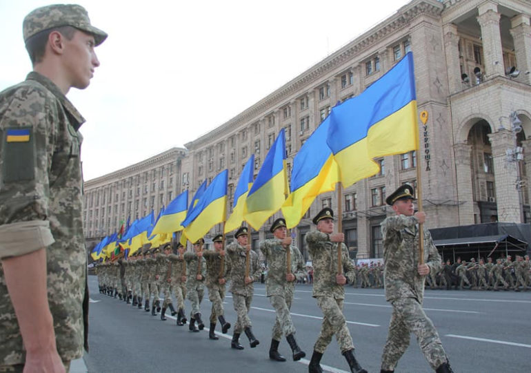 Длиннее дубина — спокійніше життя. Что украинцы думают о независимости и параде