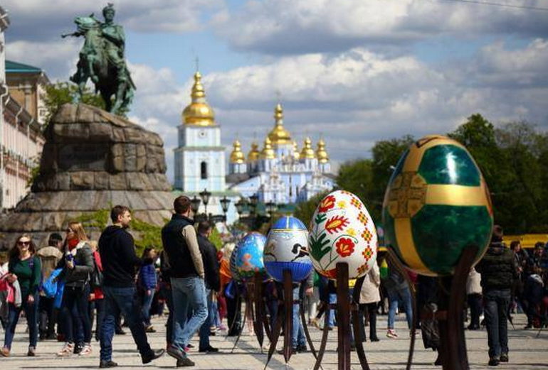 Мех, хлеб и проволока: на Софийской стартовал фестиваль писанок