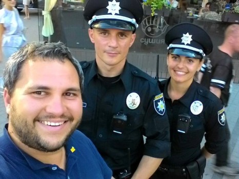 Кофе, пончик или виски? Чем балуют новых патрульных в Киеве