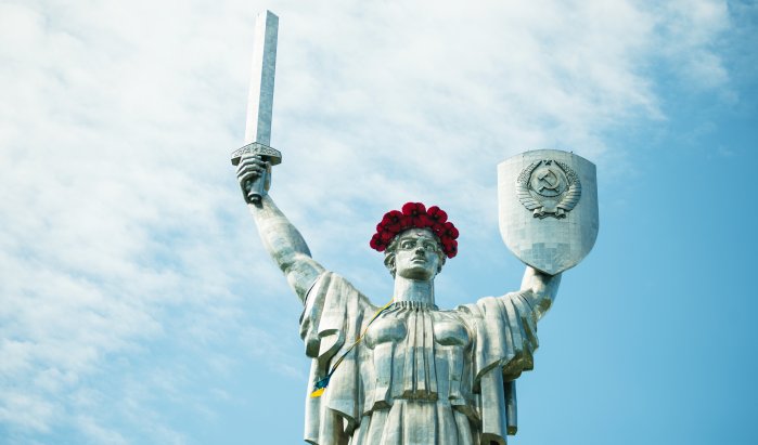 Руфер Мустанг украсил Родину-мать венком