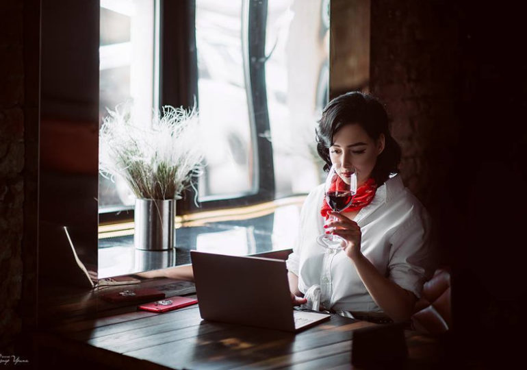 Бесплатное вино, тексты в трансе и 4 часа сна. Как это —​ быть блогером в Украине