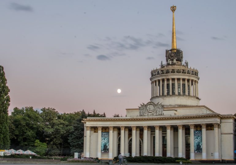 Такий різний ВДНГ: оранжерея Гаррі Поттера, таємничий палац та пляж Малібу