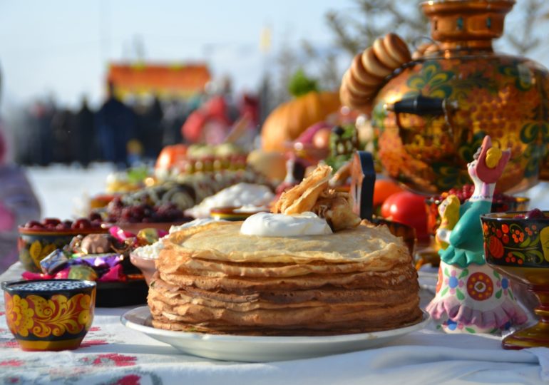 Масленица для всех: активным — страусы, гурманам — ресторан