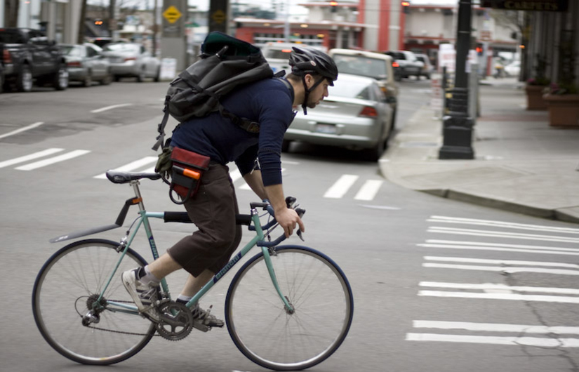 Сколько получают велосипедистов. Шоссейный велосипедист. Курьер велосипедист. Польза велосипеда. Сколько получают велосипедистов.