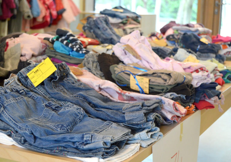 Одежда, елки и Фагот: как продают и покупают на барахолке в Фейсбуке