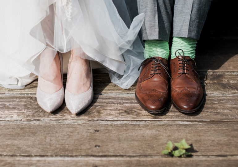Маски, ніжки та букет: 10 правил весільних фото у 2020-му