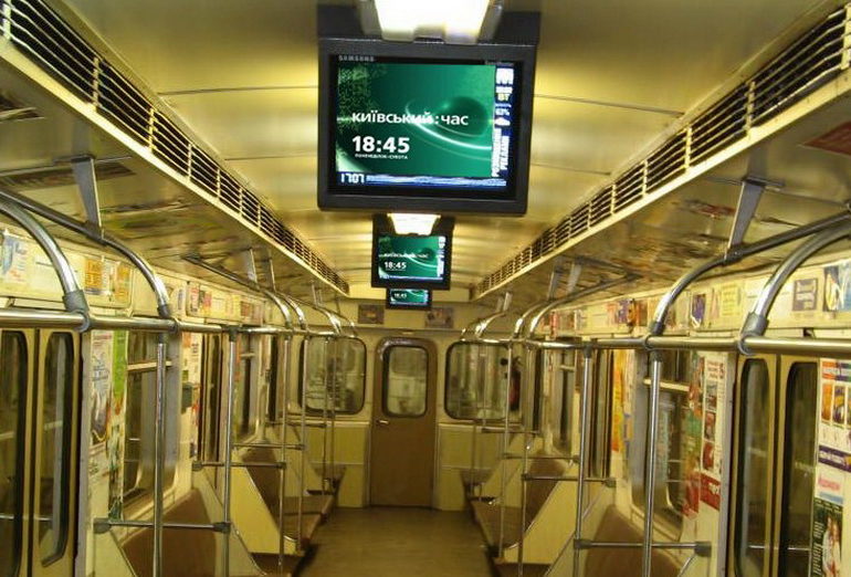 Агенты включили экраны метро