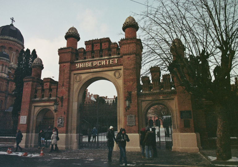 Черновицкий университет: пленка, вышиванка и компьютер в храме