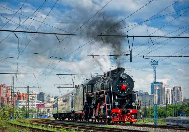 Укрзализныця приглашает женщин прокатиться