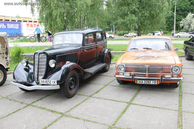 Автопробег по-киевски: ретро возле танка