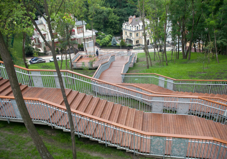Тільки вгору: найкращі київські сходи для фото