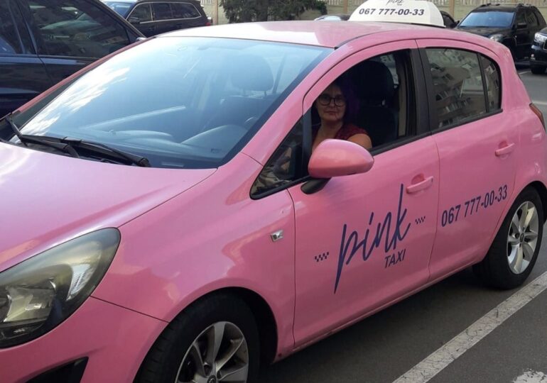За кермом рожевого авто: як працює водійка Pink Taxi