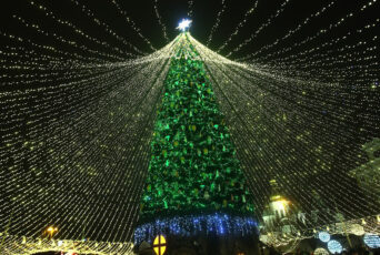 Неон, капелюх і Тризуб: якими були головні ялинки Києва