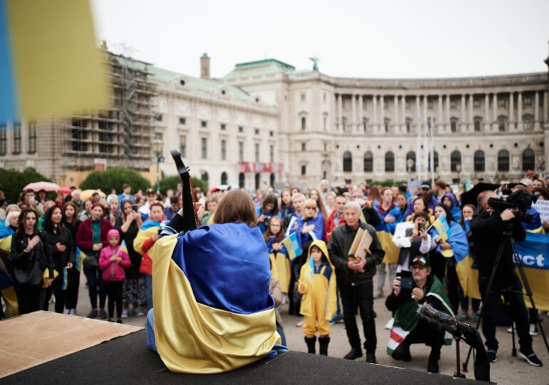 Мітинги, штаби, гуртки: як українки волонтерять за кордоном