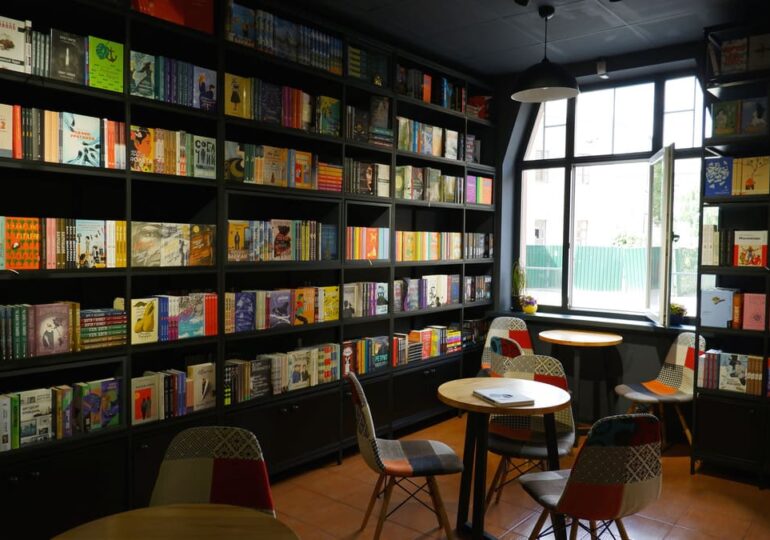Клуби, кава та вініл: як працюють нові книгарні Києва