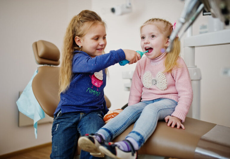 Дитина панікує при візиті до стоматолога: що робити?