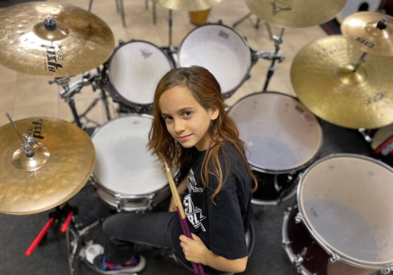 Бий, як дівчисько: як 10-річна киянка займається барабанами