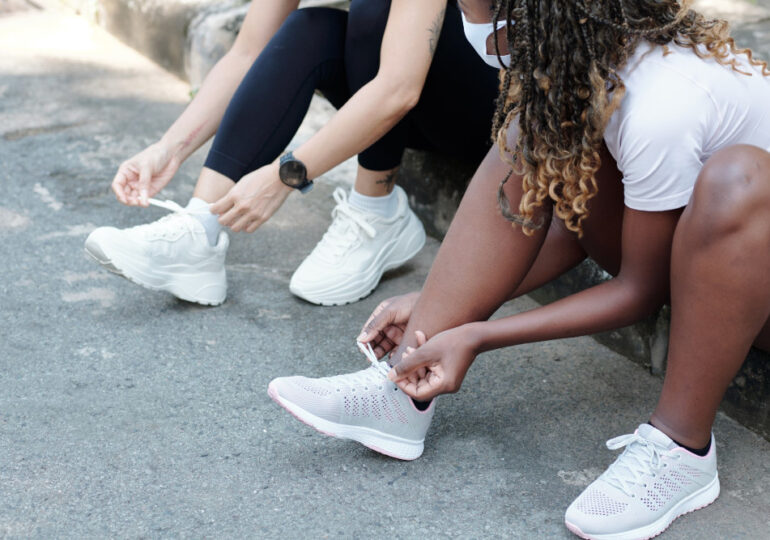 Як стилізувати кросівки Puma: 5 стильних ідей для жінок