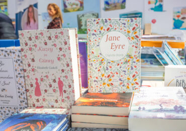 Книжки як Джейн Ейр: любов, маєтки, таємниці на горищі