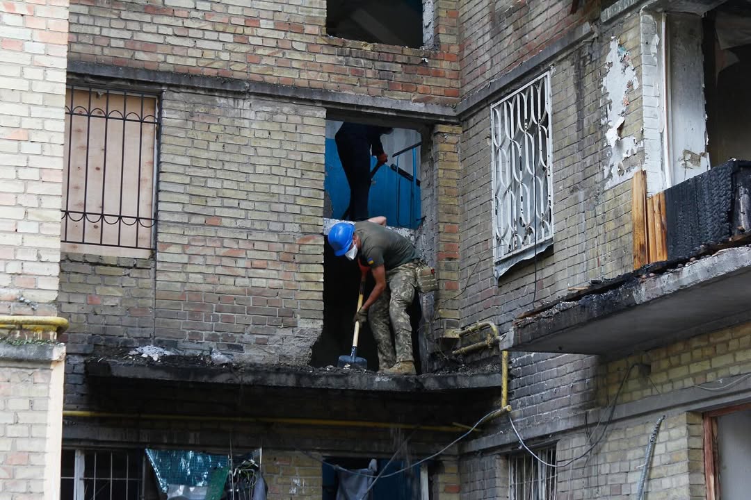 Троянди та завали. Де кияни знаходять собі волонтерство