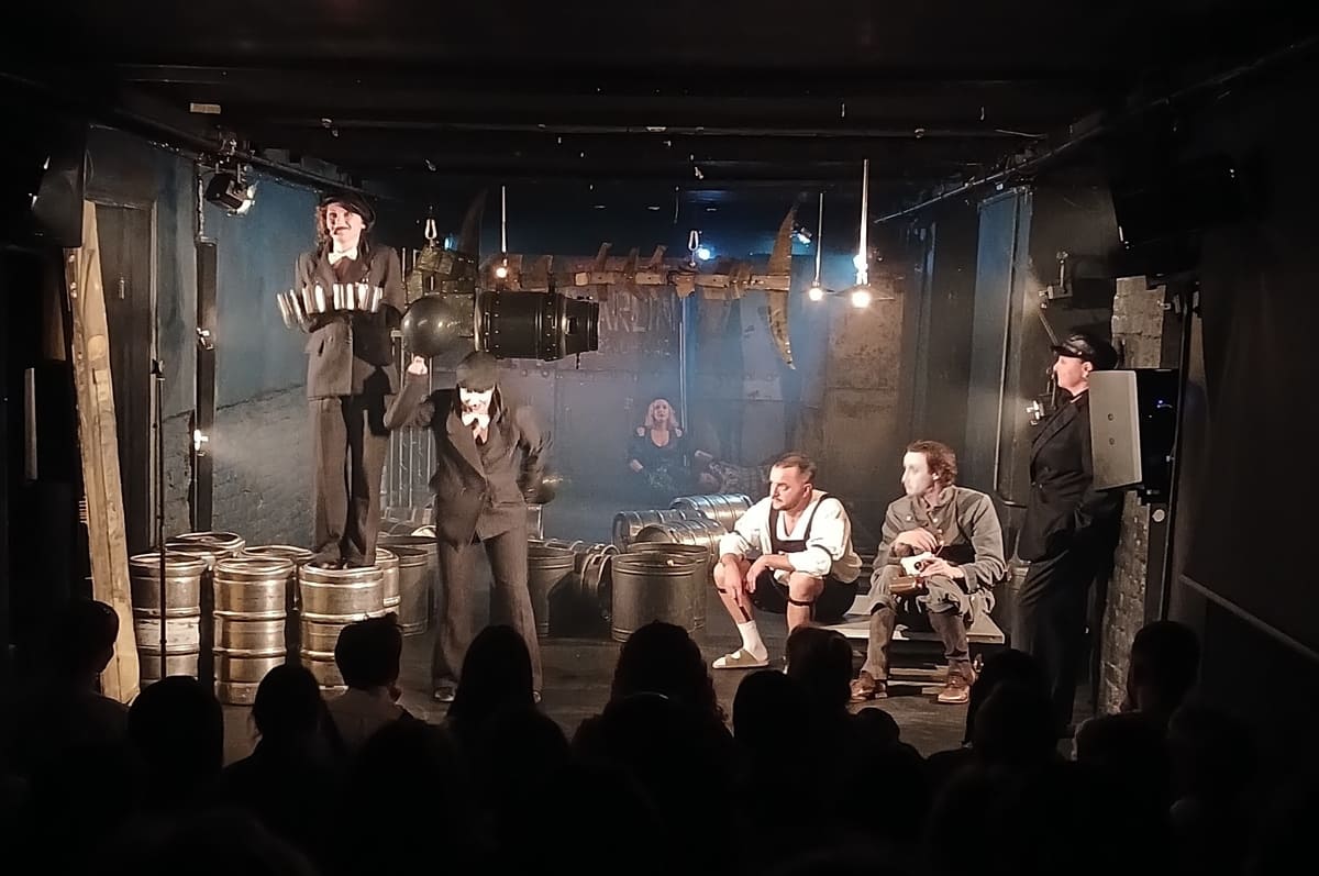 Барабани з балагана. Відгук про виставу Brecht.Cabarett