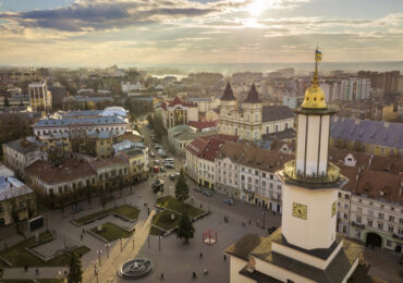 Гайд з вайбом. Вирушаємо в Запоріжжя та Івано-Франківськ