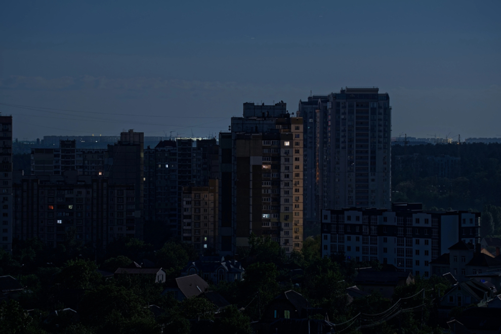 Трамп і атмосфера розпусти: як кияни адаптуються до вимкнень електрики