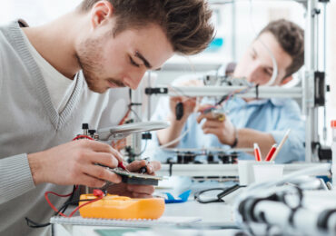 Дрон-міношукач і ручка: що винаходять київські студенти