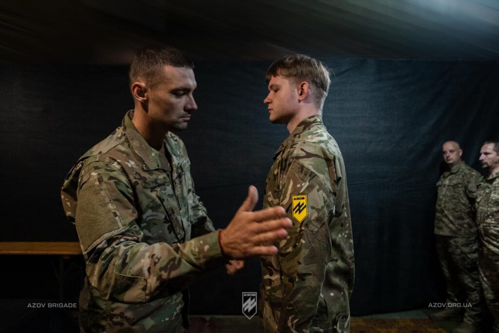 Бійці батальйону безпілотних систем під час отримання шевронів «Азову» і відзнаки НГУ.