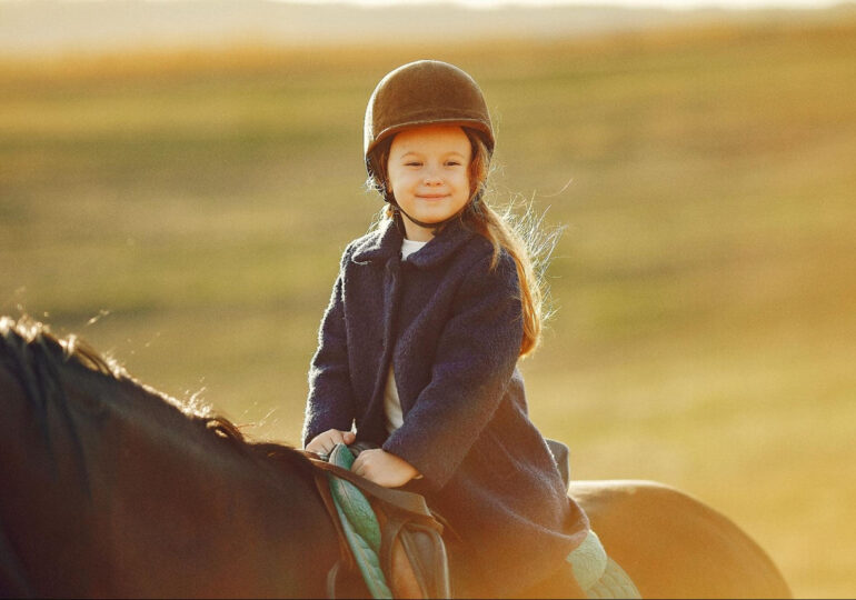 Діти та верхова їзда: як підготуватися до першого тренування?