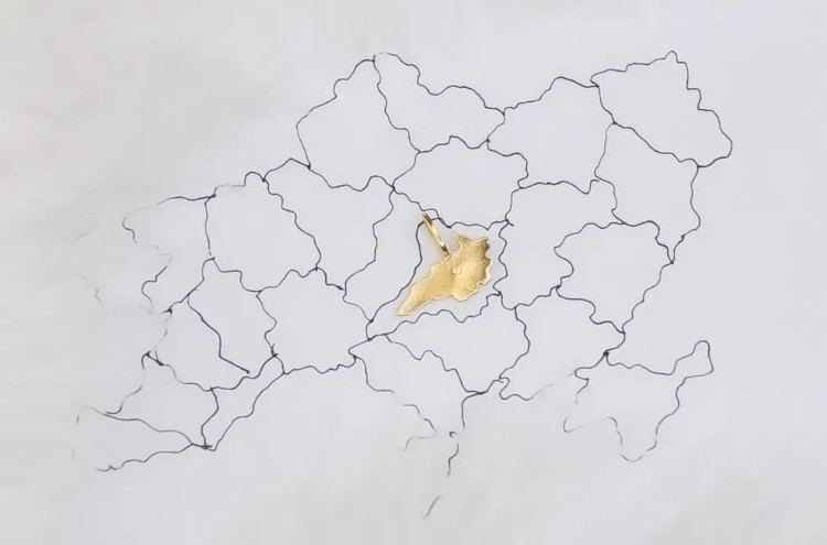 Подарувати фортецю або ліс: які сувеніри з українськими локаціями обрати