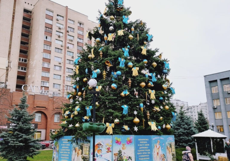 Жахатися чи милуватися. Оцініть ялинки районів Києва