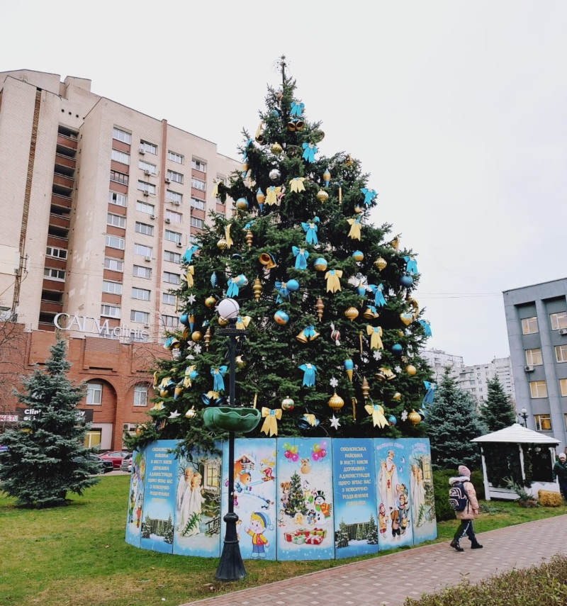 Жахатися чи милуватися. Оцініть ялинки районів Києва