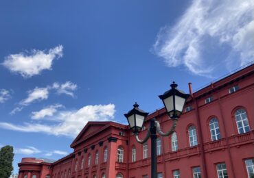 Геометрія та магнолія. Як знімати Червоний корпус університету