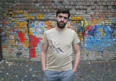 З лелеками та русорізом. Який мерч купувати, щоб війську допомагати