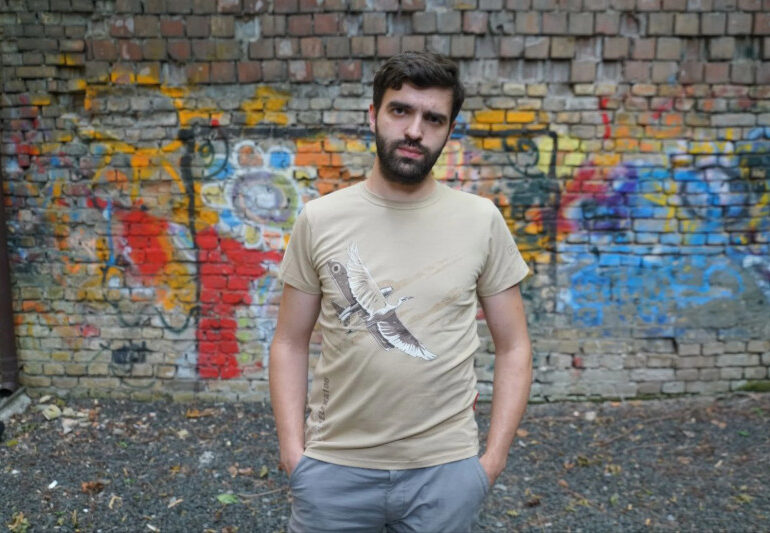 З лелеками та русорізом. Який мерч купувати, щоб війську допомагати