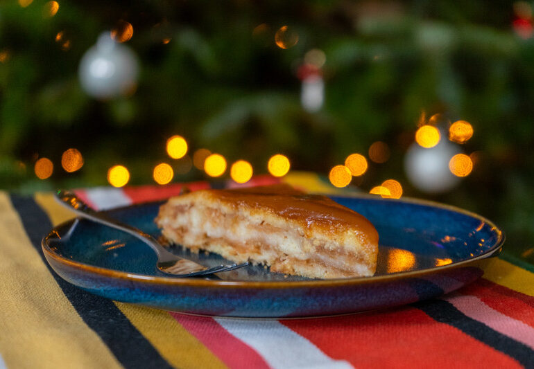 Засипати, змішати, запекти: рецепт яблучного пирога «3 склянки»