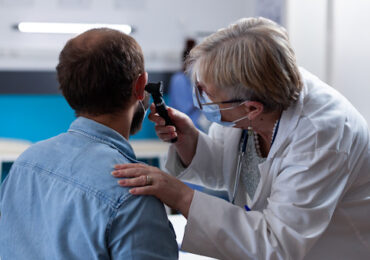 Чи потрібно регулярно перевіряти та підналаштовувати слуховий апарат