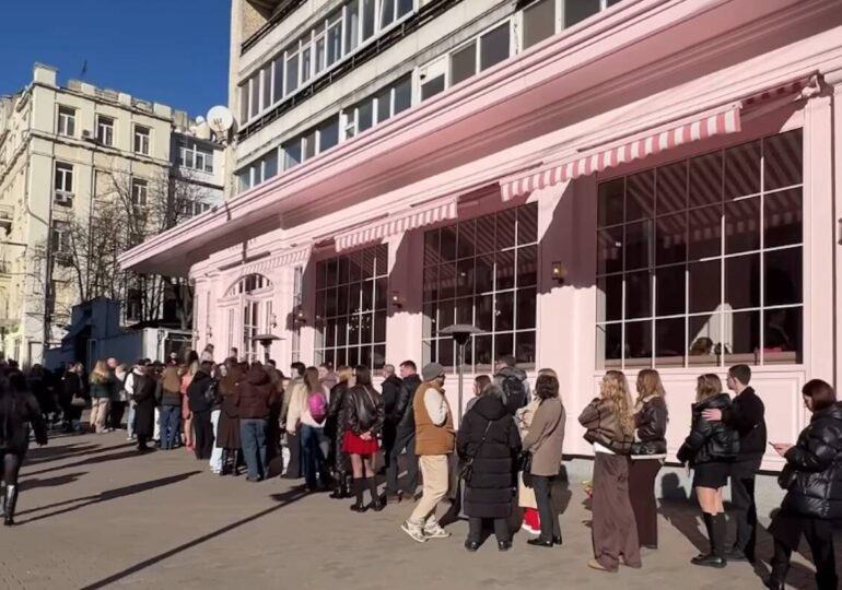 Рожеве на сірому. Чому кияни сперечаються про Namelaka