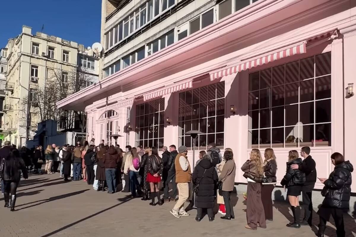 Рожеве на сірому. Чому кияни сперечаються про Namelaka