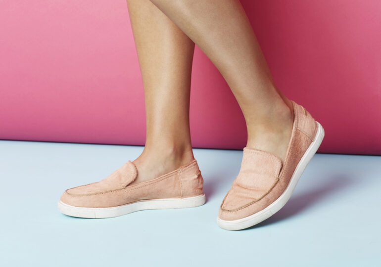 Елегантність без підборів: як інтегрувати класичне взуття у розслаблені весняні образи