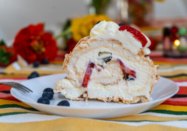 Щоб не викидати білки: рецепт меренгового рулету