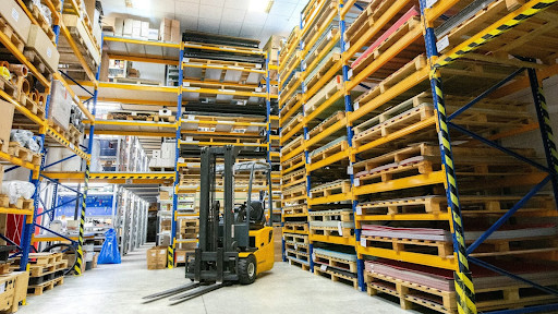 Оренда навантажувача в Дніпрі: як вирішити питання логістики за одну зміну