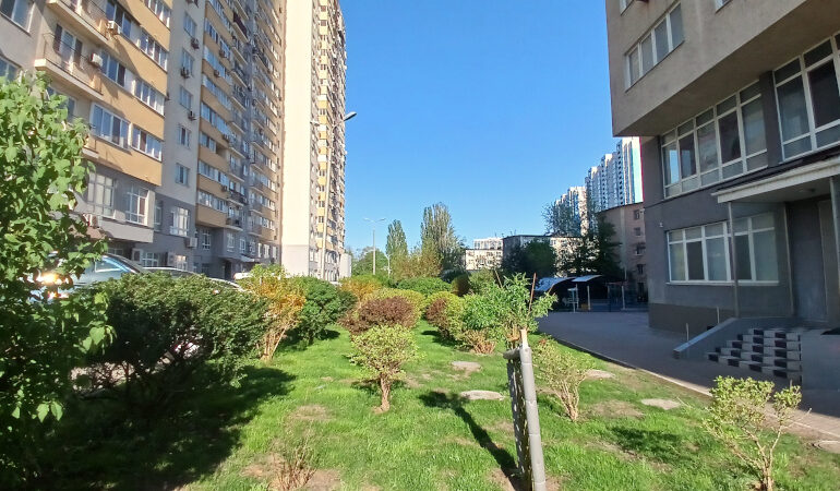 З подяками та погрозами. Як працює голова ОСББ у Києві