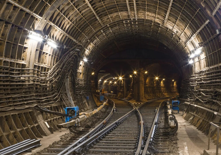 Зоряне небо та заборонене гасло: цікаві факти про зелену гілку метро