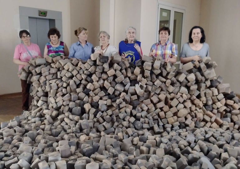 Колготки для війська. Як у Києві дивну сітку сплели